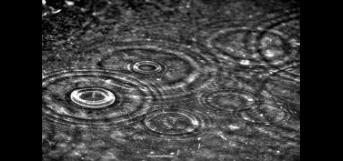 கொஞ்ச தூரத்தில் கொடுத்திடு முத்தம்  கொஞ்ச தூரத்தில் கொடுத்திடு முத்தம்