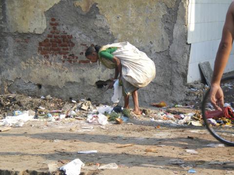 ஒரு கிழவி தோண்டும் அரசாங்கம்