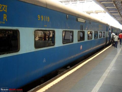 ஓடும் இரயிலில் ஒரு காதல் கதை  தொடர்கிறது