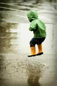 மழையில் மழலை ஆனேன்  மழையில் மழலை ஆனேன்