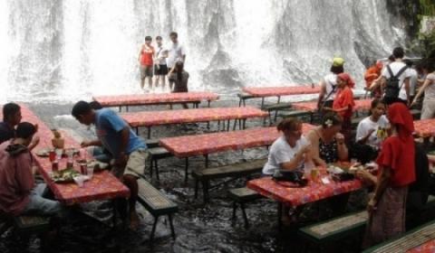 நீர் வீழ்ச்சி உணவகம்