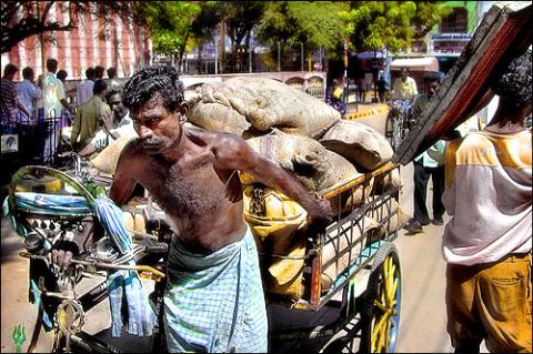 மூட்டைச் சுமையாளிகளின் உழைப்பு