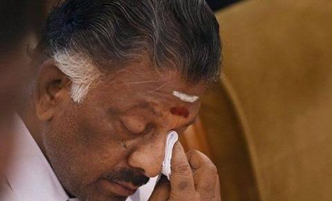 கண்ணீரா பன்னீரா