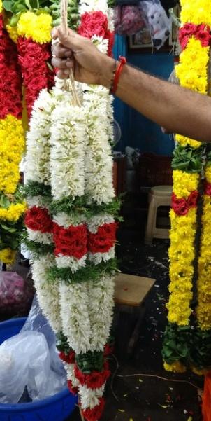 மாலை பூவும் - நாரும்