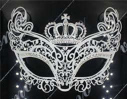 முகமூடிகளும் முட்கிரீடங்களும்