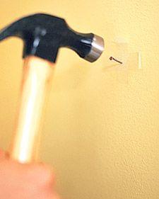 சம்மட்டிகள்  சுவர்கள்  ஆணிகள்