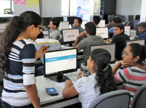 இடைவெளி  கவிஞர் இரா இரவி