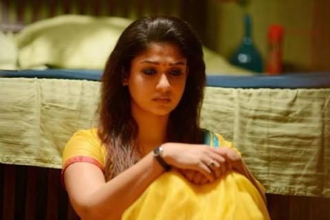 கதவுகளுக்கு பின் மறைக்கபடும்  காதல் இதயங்கள்