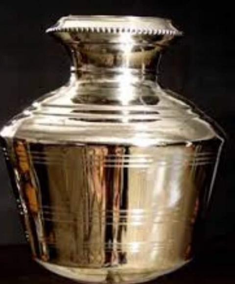 காலிக் குடத்துடன் காவந்து தானோ