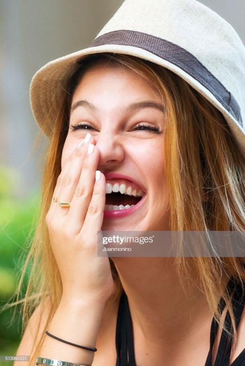 முல்லையே  புன்னகையில் இவள் உன்னை இவள்  அள்ளி வீசினால்