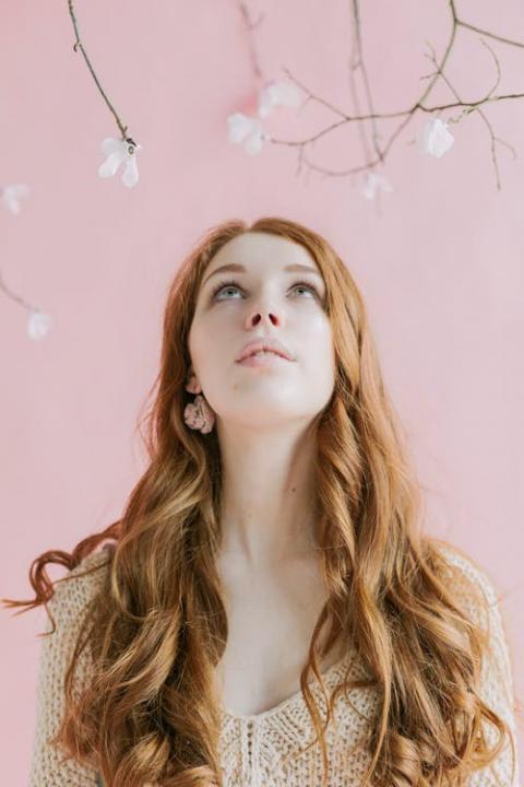 பொன்னெழில்மேனி இமைக்காமல்  பார்க்கச் சொல்லுதடி