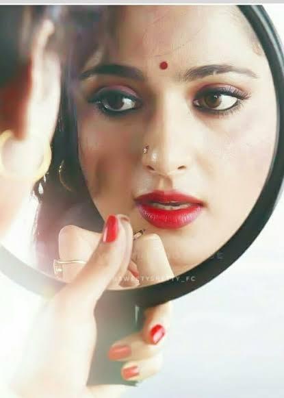 கண்ணாடியில் அவள் முகம்