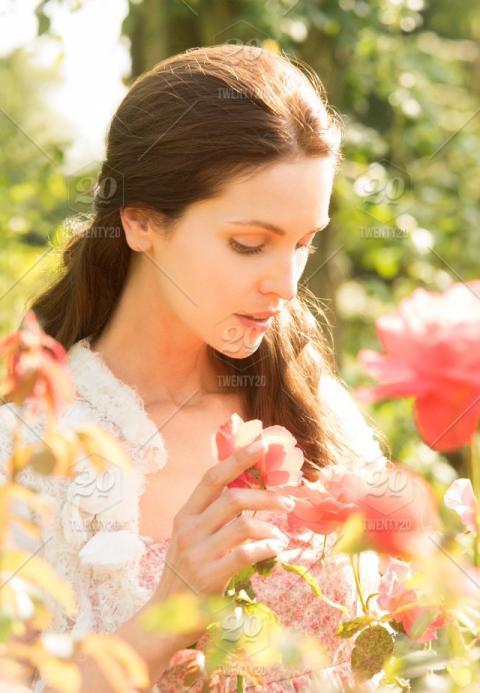 சிலையென அசைந்து செவ்விதழ் மலர மலர்பறிக்க வருவாள்