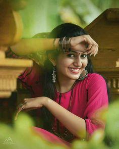 அவள் புன்னகை சிந்திடும் போது