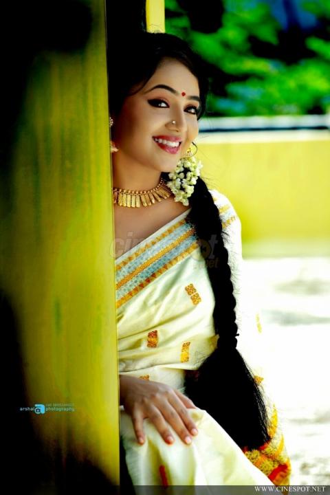 மலர்ப்பூம்பந் தல்தனில்  மல்லிகைப் பூக்கள்