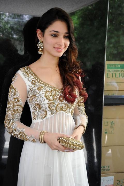 புன்னகை  பூக்களை வெல்லும் என்னைக் கொல்லும்