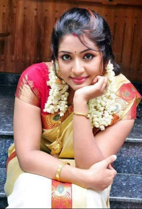 மின்னிடும்   மேனியில் மின்னல் ஒளிக்கீற்று