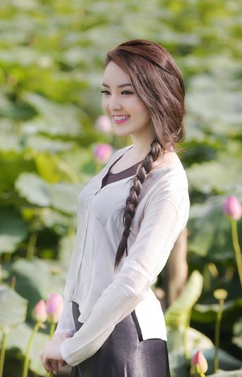 மலர்களின் மாலைநேரம் மஞ்சள்பொன் வானம்